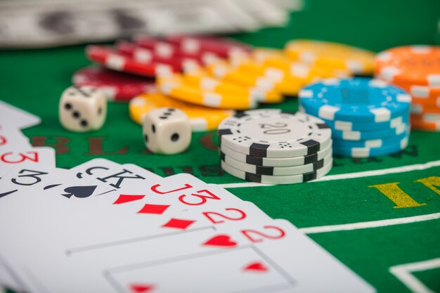 Fiches da poker sul tavolo nel casinò. Carte sul tavolo da casinò in feltro verde