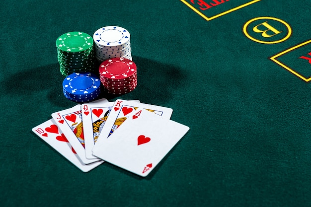 Fiches e carte da gioco a poker