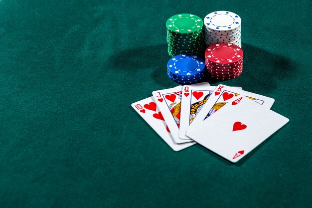 Fiches e carte da gioco a poker