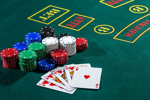 Fiches e carte da gioco a poker