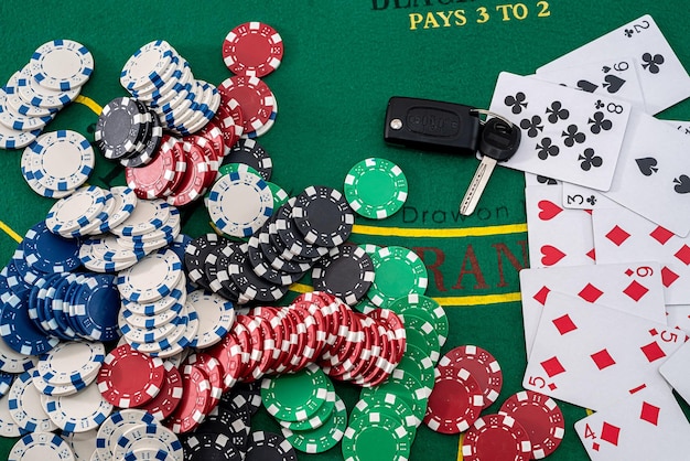 Fiches e carte per giocare a poker con scommesse rischiose con il casinò con chiave dell'auto