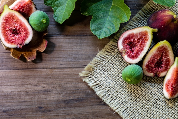 Fichi, foglie verdi sulla tavola di legno rustica