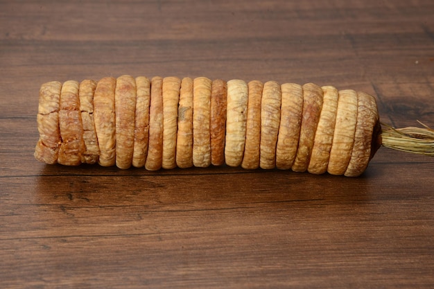 Fichi freschi (anjir) nella ciotola di legno, organico, fondo bianco del bordo, fondo di legno.