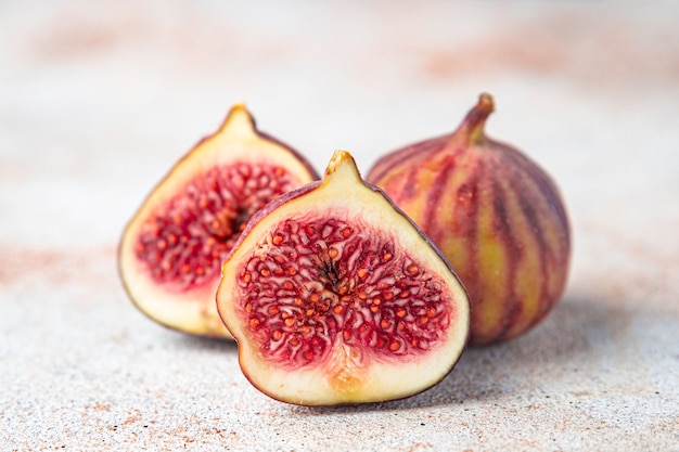 Fichi freschi di frutta matura porzione fresca pronta da mangiare uno spuntino sul tavolo spazio copia sfondo alimentare