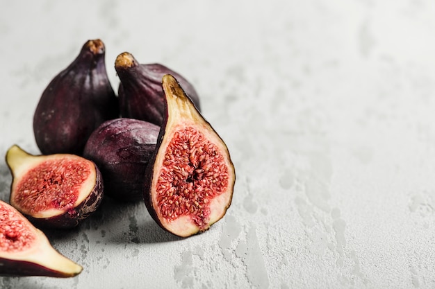 Fichi freschi interi e tagliati a fette sul primo piano leggero