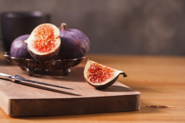 Fichi freschi maturi in vaso su fondo in legno Raccolta di frutta autunnale