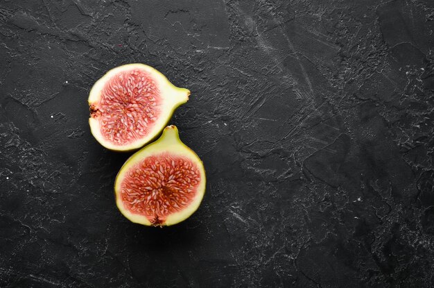 Fichi freschi su sfondo di pietra nera Frutti tropicali Vista dall'alto Spazio libero per la copia