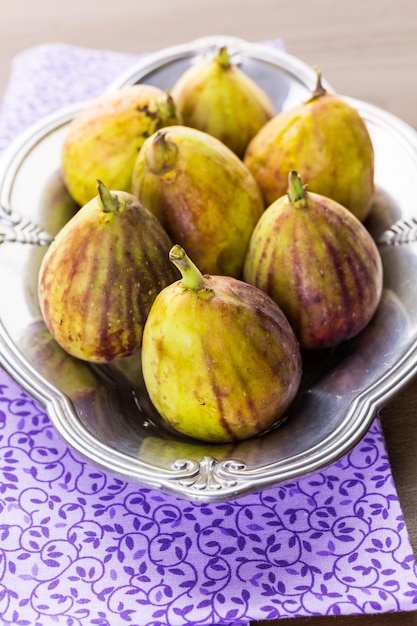 Fichi organici della California su tavola di legno.