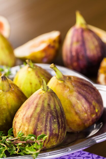 Fichi organici della California su tavola di legno.