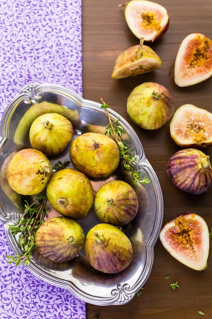 Fichi organici della California su tavola di legno.