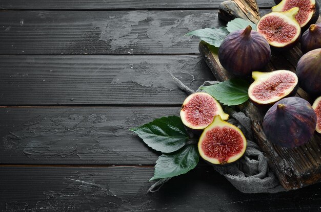 Fichi su fondo in legno Frutti tropicali Vista dall'alto Spazio libero per la copia