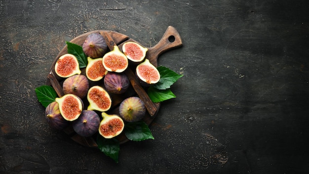 Fichi su fondo in legno Frutti tropicali Vista dall'alto Spazio libero per la copia