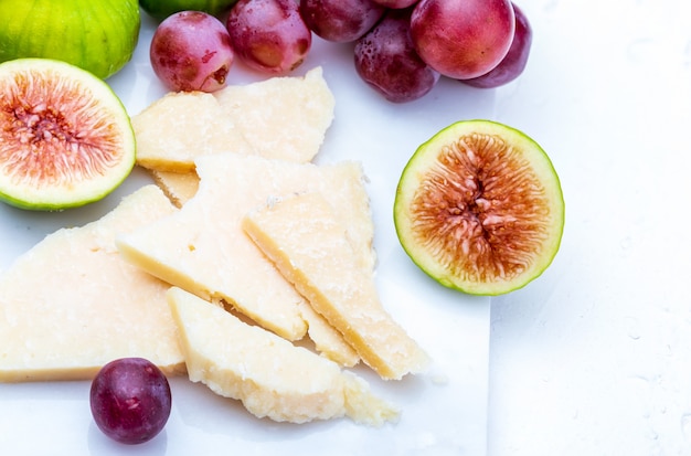 Fichi, uva rossa e formaggio di pecora