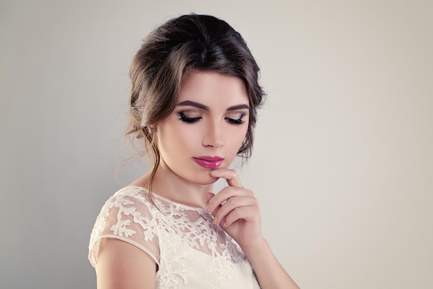 Fidanzata carina giovane donna con acconciatura da sposa perfetta, trucco per eventi e abito bianco su sfondo banner