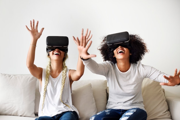 Fidanzate che provano su cuffie VR