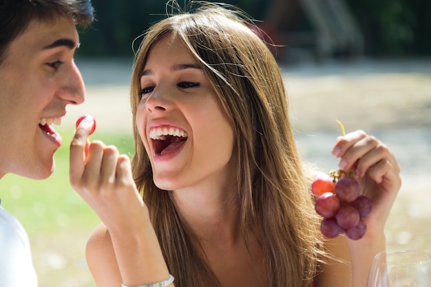 &quot;Fidanzato alimentazione femmina con l&#39;uva&quot;