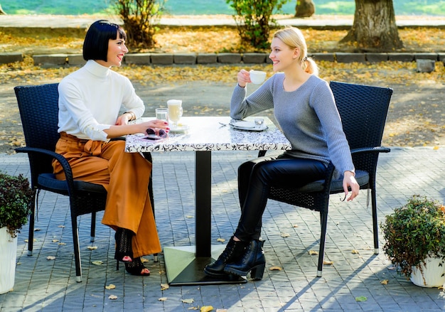 Fidatevi di lei Le amiche bevono caffè e si divertono a parlare Vera amicizia amichevoli relazioni intime Conversazione di due donne sulla terrazza del caffè Incontro di amicizia Insieme e amicizia femminile