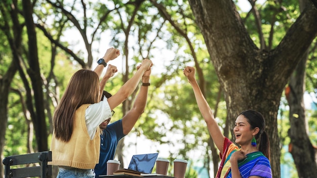 Fidati di partnershipGiovani amici felici partner persone Fidati di mani allegre in alto Lavoro di gruppo di successo Diversi studenti di cultura LGBTQ che festeggiano insieme Gruppo di persone che si sostengono a vicenda