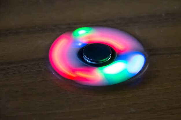 Fidget spinner giocattolo con luce a led sul tavolo