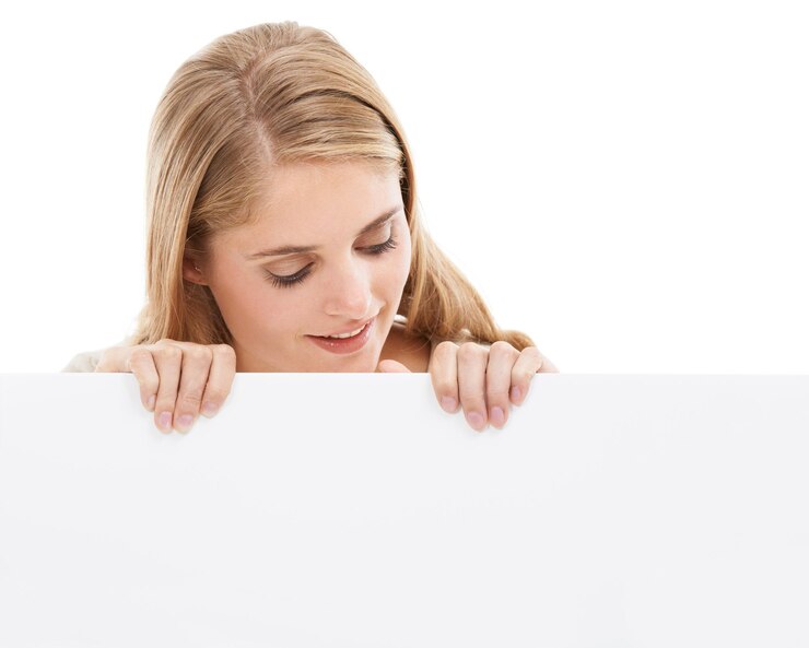 Foto fiducia casuale colpo di una giovane donna bionda attraente isolata on white