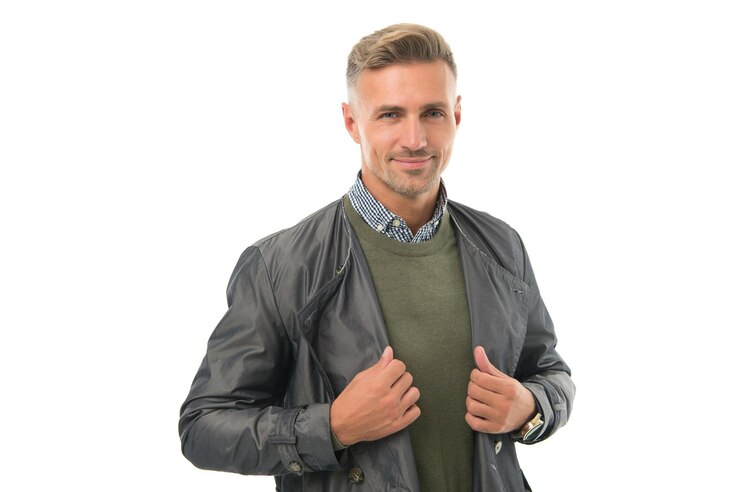 Foto fiducia e carisma bel ragazzo isolato su bianco maschio autunno moda stile mens bellezza maturo bell'uomo con acconciatura in cappotto uomo d'affari fiducioso che indossa un sorriso piacevole casual