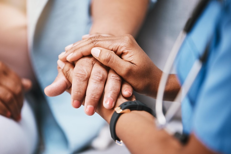 Foto fiducia empatica e infermiere che si tengono per mano con il paziente per aiuto, consulenza, supporto e consulenza sanitaria consulenza sulla gentilezza e terapia medica nella casa di cura per consulenza sulla speranza e psicologia