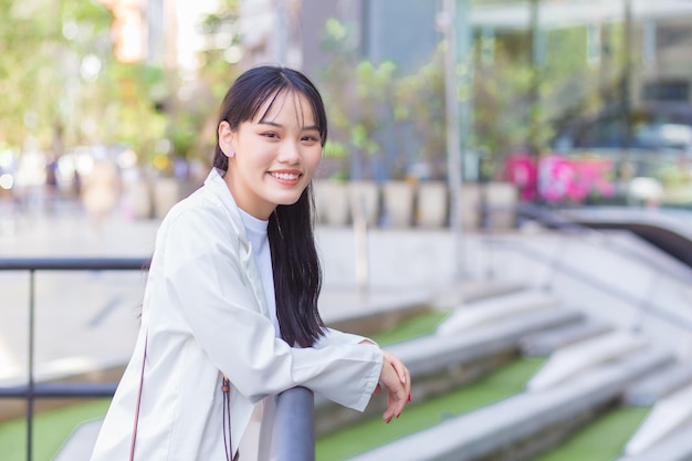 Fiduciosa giovane donna asiatica di lavoro che indossa una camicia bianca in ufficio per lavorare in città.