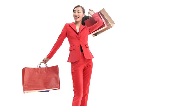 Fiduciosa signora alla moda in abito rosso in posa