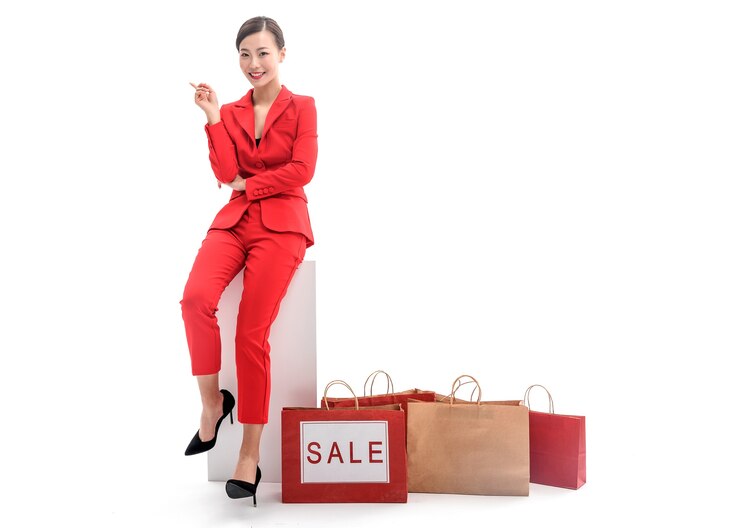 Fiduciosa signora alla moda in abito rosso in posa