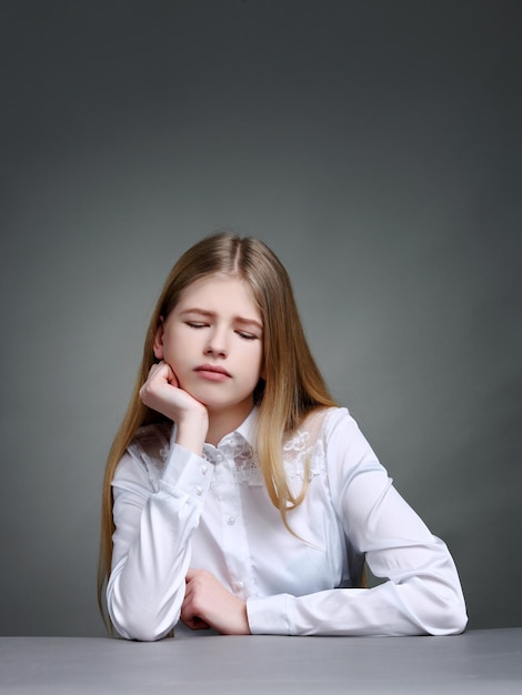 Fiducioso bambino in età scolare in uniforme in posa emozioni