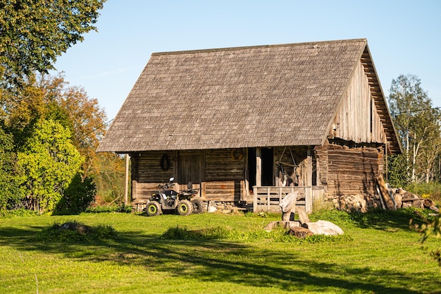 Fienile e cortile della fattoria rurale lettone tradizionale