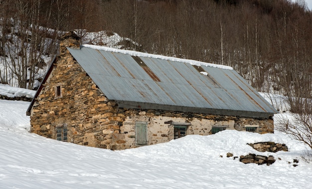 Fienile in un paesaggio innevato