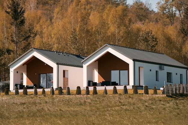 Fienile moderno con un esterno e una facciata eleganti Concetto di una casa ecologica Fienile in stile scandinavo nei boschi