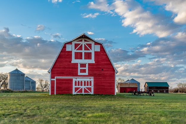 Fienile rosso vintage in un'aia nelle praterie del Saskatchewan