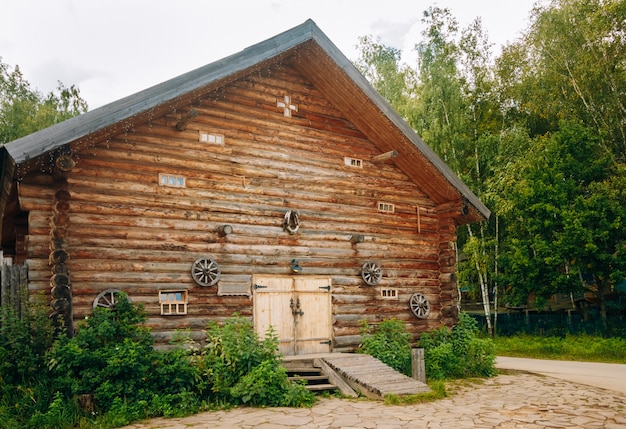 Fienile, stoccaggio in legno in stile slavo