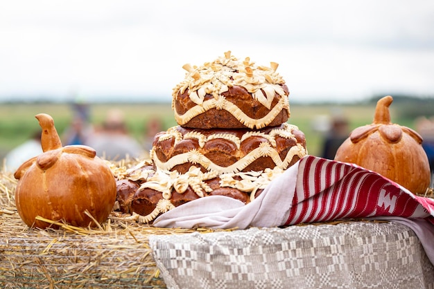 Fiera autunnale rurale Bella torta di lievito e focacce di zucca