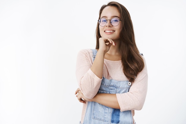 Fiero e sicuro di sé soddisfatto giovane donna freelance van-life in occhiali e tuta sorridente felice