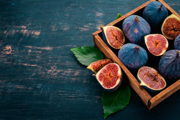 Fig Fichi di frutta fresca in una scatola di legno Spazio libero per il testo Vista dall'alto