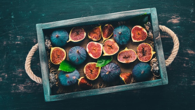 Fig Fichi di frutta fresca in una scatola di legno Spazio libero per il testo Vista dall'alto