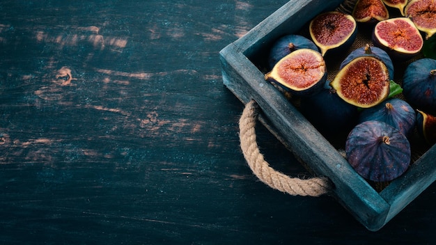 Fig Fichi di frutta fresca in una scatola di legno Spazio libero per il testo Vista dall'alto