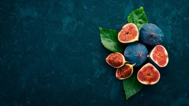 Fig. Fichi di frutta fresca su una tavola nera di pietra. Spazio libero per il testo. Vista dall'alto.