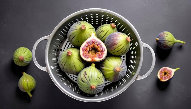 Figi in un colander frutta biologica isolata su sfondo bianco