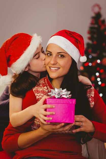 Figlia che dà a sua madre un regalo di Natale