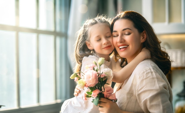 Figlia che dà il mazzo della madre dei fiori