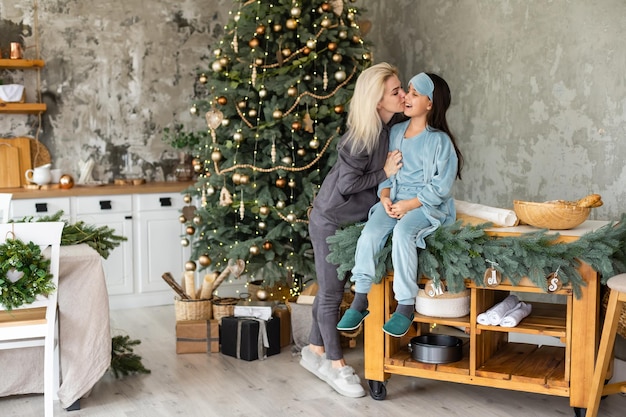 Figlia che fa il regalo di Natale della madre.