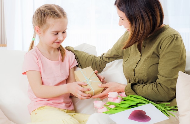 Figlia che fa regali alla madre