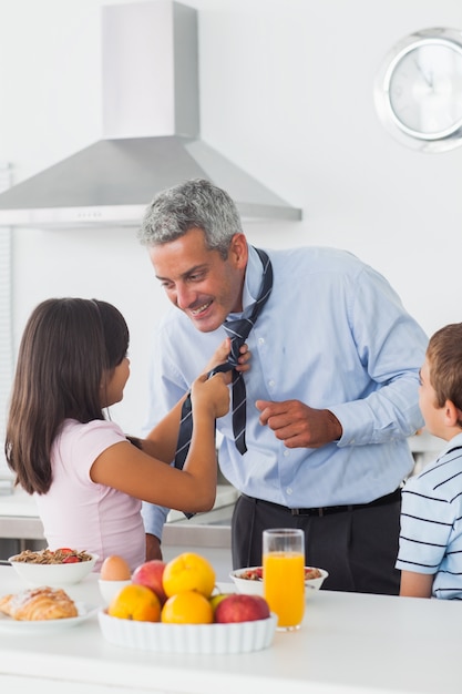 Figlia che fissa i suoi padri legati con il figlio in cucina