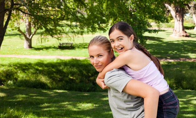 Figlia che gioca con sua madre