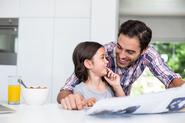 Figlia che gode con il padre a casa