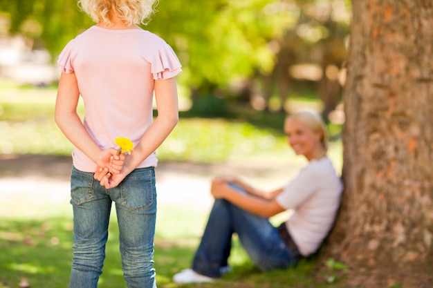 Figlia che offre un fiore a sua madre